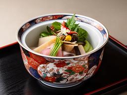 金沢——加賀料理の美しい盛り付けと九谷焼の器